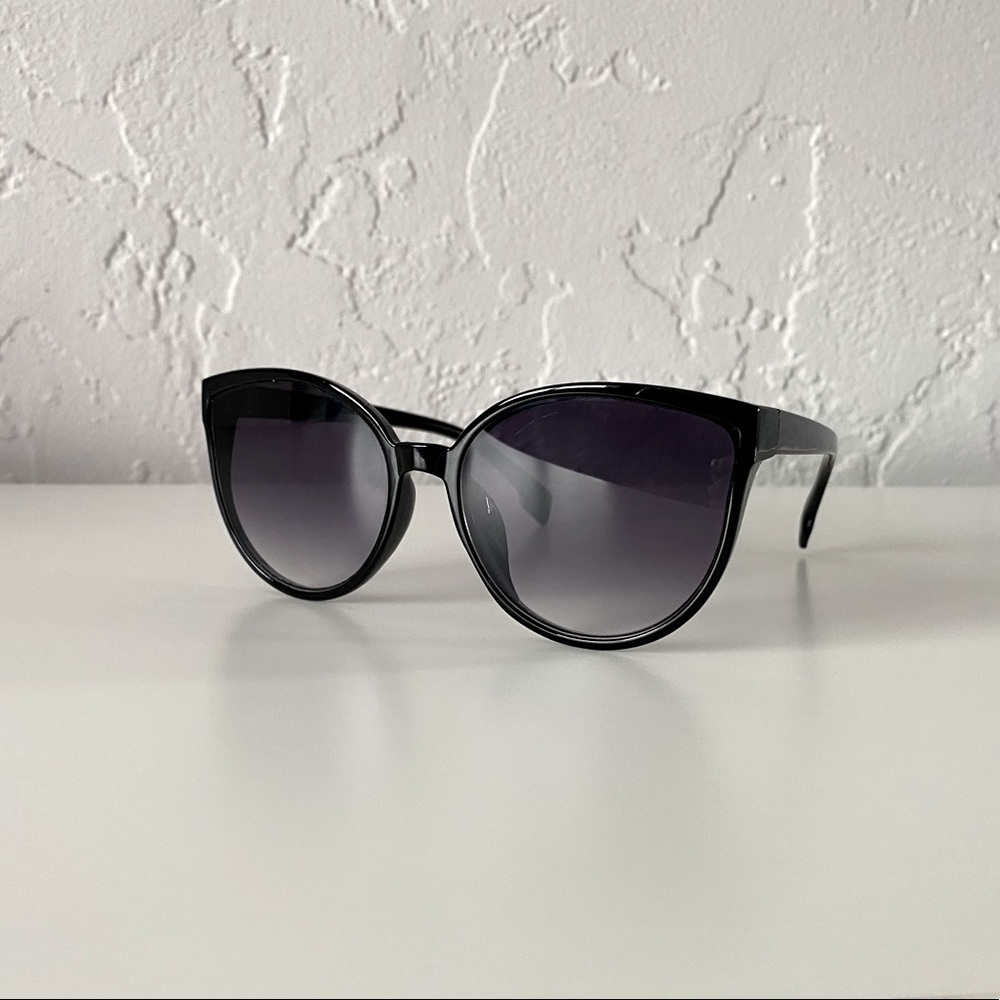 Oversize cat eye sunglasses